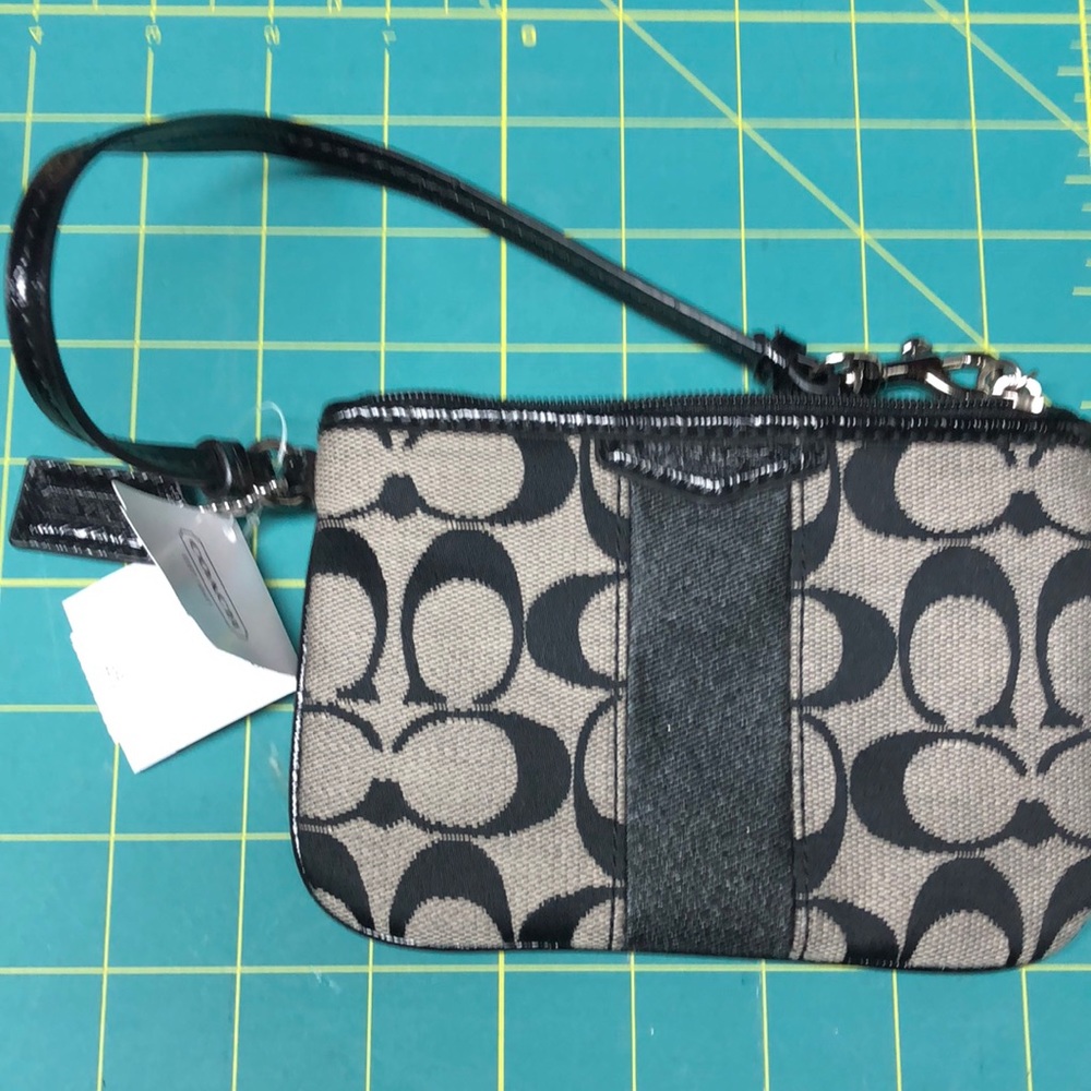 Coach signature zippered change purse brand new with tags 6 1/2 x 4 1/2